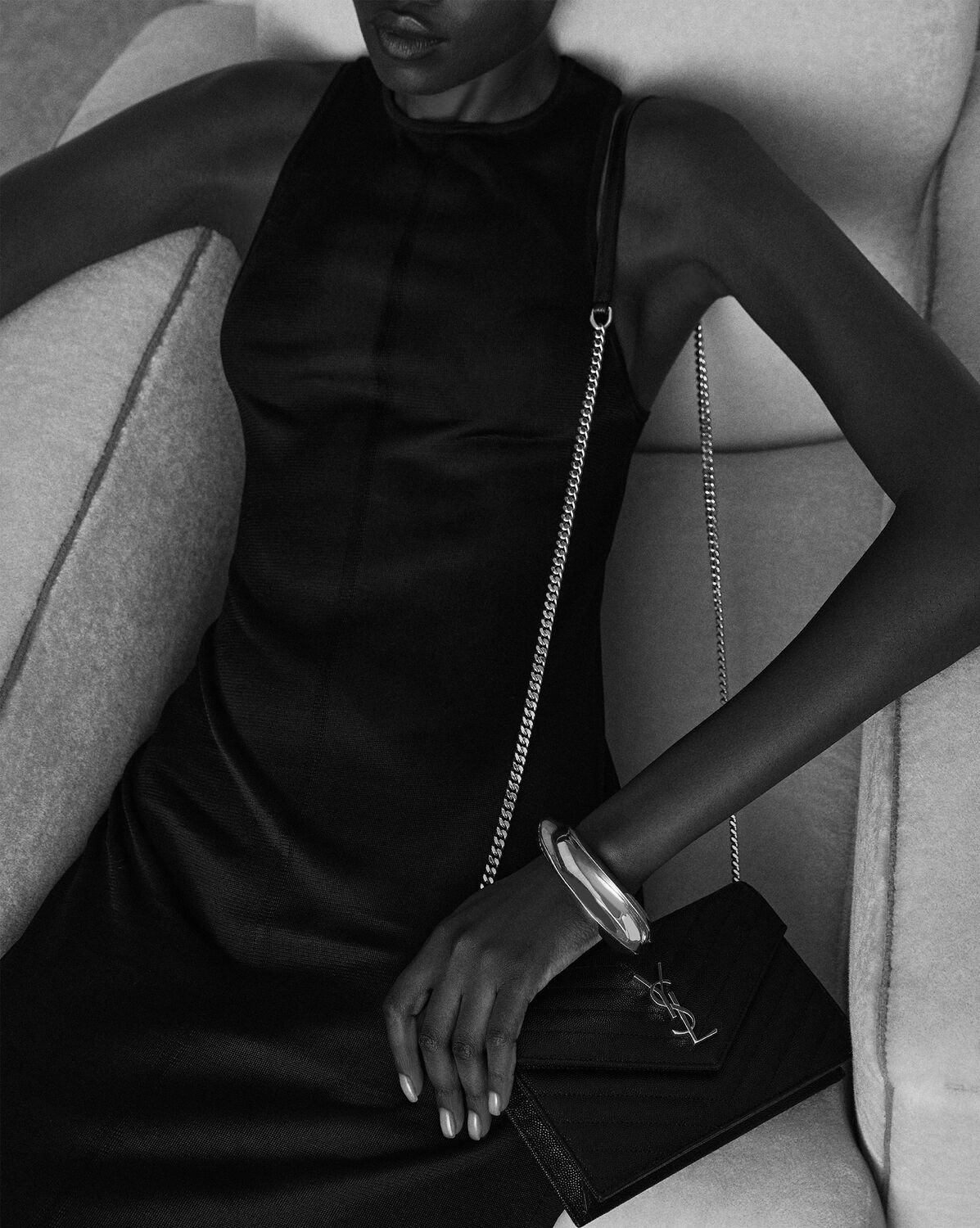 Cassandre Envelope Chain Wallet In Grain De Poudre Leather - Noir